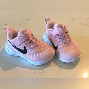 NIKE GIRLS INFANT-TODDLER REVOLUTION 6 SLIP ON SNEAKER - PINK (SIZE 4C)